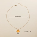 Detailansicht eines 2 cm Kürbis-Anhängers an einer 45,5 cm goldfarbenen Perlenkette - Kürbis Anhänger W27