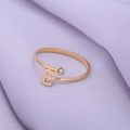 Verstelbare gouden ring met letter E en witte zirkoon op paarse textuurstof - Goud-E