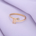 Minimalistische goudkleurige open ring met kristal en letter H op paarse geweven stof - Goud-H
