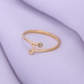 Minimalistische gouden roestvrijstalen open ring met letter J en glanzend kristal - Goud-J