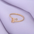 Goudkleurige roestvrijstalen ring met letter N en subtiel kristallen accent - Goud-N
