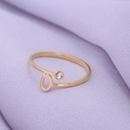 Elegante gouden ring met minimalistisch ovaal ontwerp en sprankelende zirkoon - Goud-O