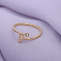 Minimalistische vergulde open ring met letter P en een fonkelende zirkoon steen - Goud-P