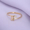Verstelbare gouden ring met letter R en zirkoon op een paarse stoffen achtergrond - Goud-R
