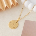 Macro-opname van gouden Super Mama ketting met hartvormige hanger en verfijnd silhouet - Goud Rond Stijl 4