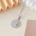 Close-up van de Super Mama gegraveerde ronde hanger van gepolijst roestvrij staal - Zilver Rond Stijl 5