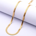 Makroaufnahme der vergoldeten Edelstahl-Schlangenkette mit flachem Fischgrätenmuster - 2,0 mm Breit, 40 cm + 5 cm Länge / Gold