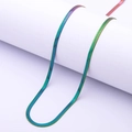 Detail der regenbogenfarbenen flachen Schlangenkette aus Edelstahl auf weißem Display - 2,0 mm Breit, 40 cm + 5 cm Länge / Farbverlauf