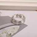 Vista de detalle del anillo de resina transparente con motivos de caras sonrientes - Blanco