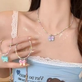 Detalle del conjunto de collar y pulseras de cuentas de colores con colgantes de mariposa - Juego de Collar y Pulsera / Púrpura
