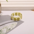Anillo de resina transparente con patrones de smiley amarillos y acabado pulido - Amarillo Brillante