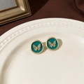 Detailansicht der smaragdgrünen Emaille-Ohrstecker mit goldenem Schmetterling im Vintage-Stil - Mattgrüner Schmetterling (Silberstift)