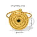 Détail de la bague dorée martelée avec pierre verte montrant la taille de 1,5 cm de large - Ouvert Réglable / Bague Ouverte Disque Rond Pierre Verte Martelée (Bague 12)