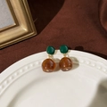 Detail von Vintage-Ohrhängern mit smaragdgrünem und bernsteinfarbenem Harz auf Porzellan - Vintage HK-Stil Farbblockierung (Silberstift)
