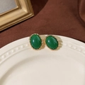 Nahaufnahme von Vintage-Ohrringen mit grünem Smaragd auf Keramikschale im Retro-Stil - Smaragdgrünes Oval (Silberstift)