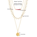 Detail van goudkleurige gelaagde ketting met zonnemedaillon en rode kralen - Stijl 3 (Rode Kraal Kwast Munt)