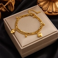 Détail d'un bracelet double couche doré avec breloques cœur et gravure S.STEEL sur le fermoir - Style Double Couche Cœur et Perle (B582)