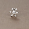 Silberner Schneeflocken-Ohrstecker mit Zirkonia und sicherem Schraubverschluss - Sieben-Steine-Schneeflocke / Silber