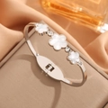 Bracelet jonc en acier titane argenté avec fleurs en nacre blanche et zircons cubiques - Acier
