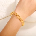 Dettaglio del bracciale dorato con maglie ovali e raffinata trama a corda intrecciata - Stile Texture Intrecciata Ovale (SZ-005)
