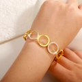 Dettaglio del bracciale dorato con maglie circolari traforate e zirconi scintillanti - Stile Strass Intarsiato a Maglie Tonde (SZ-007)