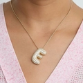 Collier doré avec pendentif lettre E style ballon serti de zircons brillants - Collier E