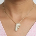 Collier doré avec pendentif lettre F en forme de bulle serti de zircons - Collier F