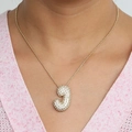 Collier doré avec pendentif lettre J bombée et pavé de zircons étincelants - Collier J