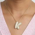 Collier doré avec pendentif lettre K bullée orné de zircons brillants pavés - Collier K