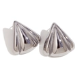 Boucles d'oreilles triangulaires argentées avec texture verticale et finition miroir poli - Boucles d'Oreilles Clous Pétales Triangulaires Polies - Acier