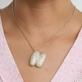 Pendentif coeur bombé en laiton avec pavé de zircons sur une chaîne dorée fine - Collier N