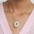 Collier doré avec pendentif bulle en forme de donut serti de cristaux brillants - Collier O