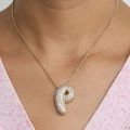 Collier doré avec pendentif lettre P orné de zircons cubiques scintillants - Collier P
