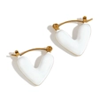 Puces d'oreilles cœur évidé plaqué or 18 carats avec finition émail blanc chic - Boucles d'Oreilles Cœur Creux en Émail - Blanc