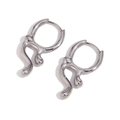 Boucles d'oreilles triangulaires argentées en art fluide au fini métal poli - Créoles Style Métal Liquide - Acier