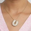 Collier lettre U dorée style bulle avec pavage étincelant en zircone cubique - Collier U