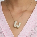 Collier doré avec pendentif lettre W bulle et sertissage en zircons brillants - Collier W