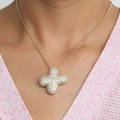 Collier croix dorée bombée ornée de zircons pavés avec chaîne maille fine - Collier X