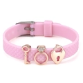 Bracelet en silicone rose avec breloques en métal de serrure, clé et anneau - Style Clé et Serrure de Coeur (021)