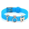Himmelblaues Silikonarmband mit goldenen Anhängern und verstellbarer Schnalle - Schlüssel Ring Herzschloss Stil (023)