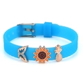 Himmelblaues 10mm Silikonarmband mit Sonnenblumen-, Schmetterling- und Ananas-Anhängern - Schmetterling Sonnenblume Ananas Stil (033)