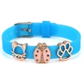 Verstellbares blaues Silikonarmband mit Goldkatze, rosa Marienkäfer und Pfotenanhänger - Katze Marienkäfer Pfote Stil (034)