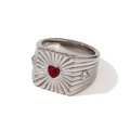Versilberter Vintage-Ring mit rotem Herz-Edelstein und Sonnenstrahl-Gravur - US 6 / Silber/Rot