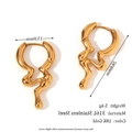 Unregelmäßige wellige Creolen aus 18 Karat vergoldetem Edelstahl, 15,0 mm x 26,6 mm groß - Unregelmäßige flüssige Textur Creolen - Gold