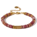 Edelstahlarmband mit 18K Goldbeschichtung und rosa Naturstein-Perlen im Fokus - Gold-Rosa Jade