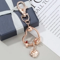 Portachiavi a cuore in oro rosa con ciondolo a gatto rosso su scatola regalo blu - Oro rosa