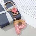 Portachiavi lettera P in resina rosa sfumata con foglia d'oro, conchiglia e pompon rosa - Stile Lettera P (P)