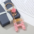 Portachiavi lettera R in resina rosa sfumata con foglie d'oro e pompon morbido - Stile Lettera R (R)