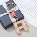Porte-clés lettre R en résine avec paillettes étoiles et pompon rose décoratif - Lettre R