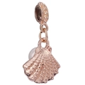 Charme de coquillage en or rose avec perle centrale et surface texturée sur fond blanc - Pendentif Coquille Perle Artificielle Or Rose (034)